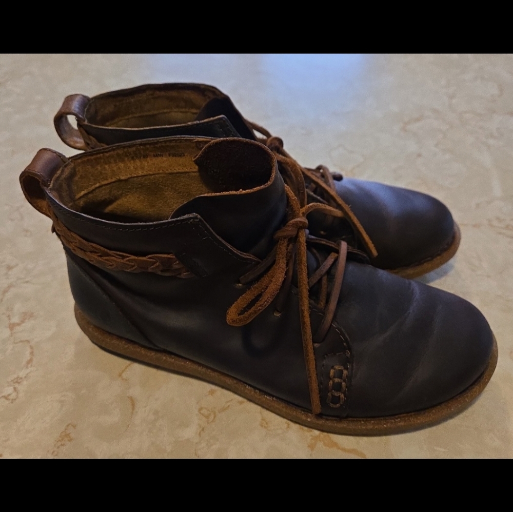 Born Temple Women’s 8.5, Leather Ankle Bootie, Dark Brown